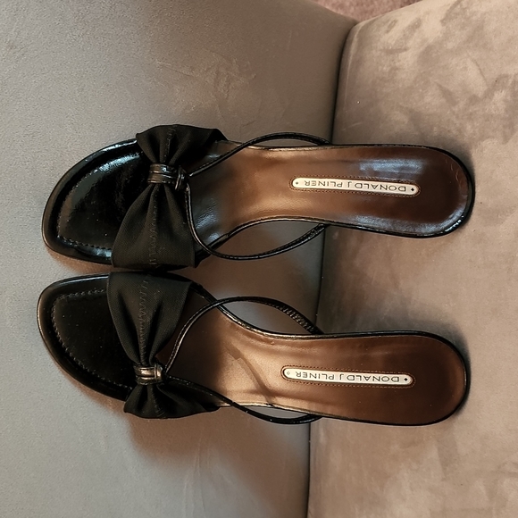 Donald J. Pliner Bow Heels 9M - Picture 2 of 5